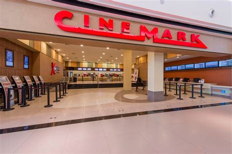 Cinemark Plaza Americas interior