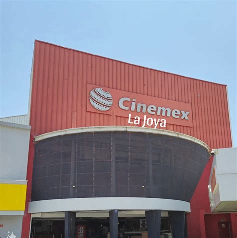Cinemex La Joya interior