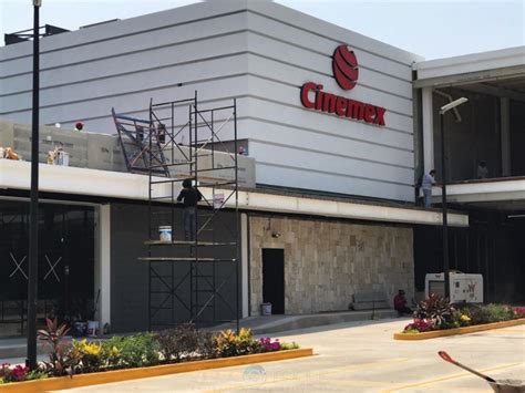 Cinemex Paseo Zihuatanejo interior